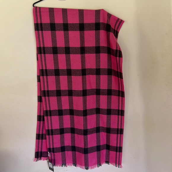 Beautiful scarf in fuchsia and grey. New with tags - Picture 1 of 5